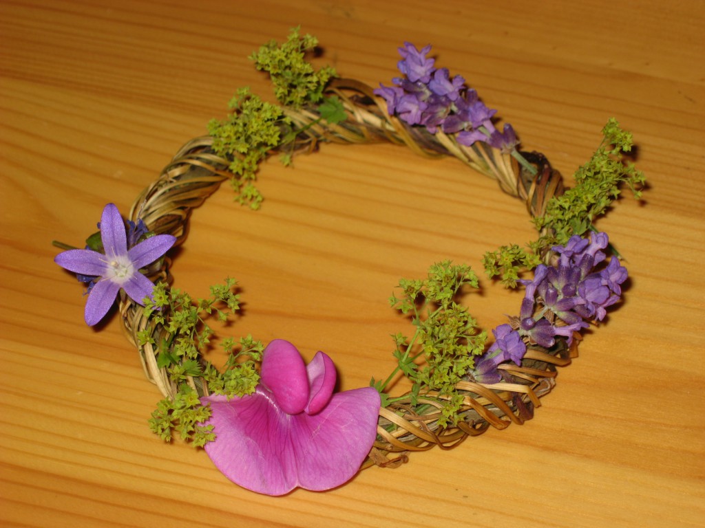 Beltaneversiering - krans van grassen met bloemetjes