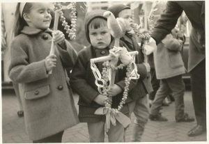 Palmpasen Kinderen met Palmpaasstokken - familiefoto
