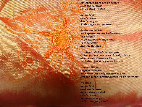Het gedicht van Odette afgebeeld op een achtergrond met geborduurde zon
