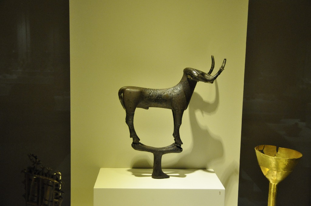 bull statuette 2