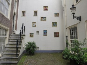 Images-on-Inner-Wall-Begijnhof-Amsterdam