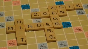 scrabble-bord met woorden uit het artikel