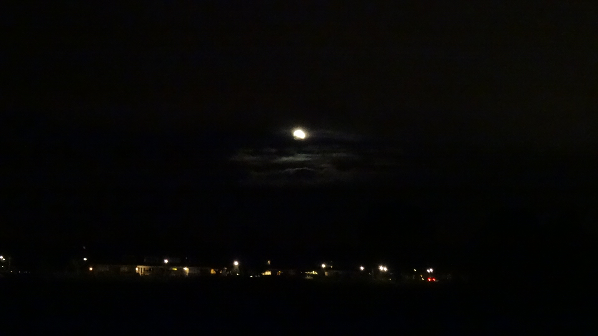 De maan komt tussen de wolken vandaan. Foto Loes.