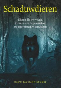 Voorkant van het boek over Schaduwdieren, met een wolf die de lezer aankijkt vanuit een duister bos.