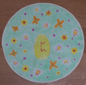 Deze mandala van Flierefluiter toont de rune Perdhro op een steen, te midden van bloemen, op een lichtblauwe achtergrond.