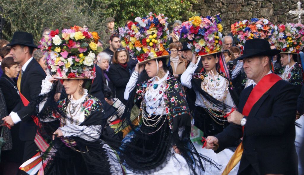 Danza de San Sebastián, bailada cada 20 de xaneiro en Aldán (Cangas, Pontevedra). Catalogada como festa de interese turístico baixo o lema “Danza ancestral de Aldán”, constitúe segundo os etnólogos e musicólogos unha danza votiva da fecundidade, cristianizada baixo a advocación do soldado romano mártir san Sebastián: música, pasos e indumentaria retrotráennos a épocas medievais e incluso anteriores.
