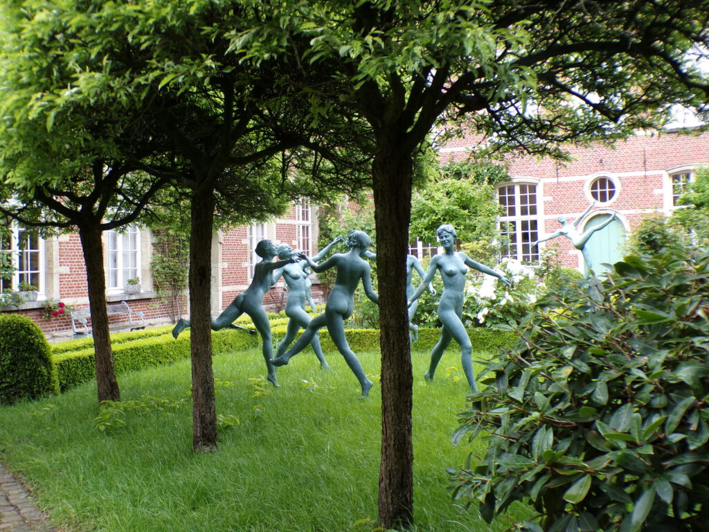Naakte vrouwen dansen in een kring - standbeeld in Mechelen